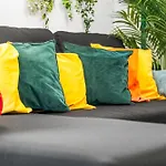 2 Bed Flat 5Mins Drive To Canary Wharf Station-Free Parking-Squidgame Theme Sleeps 6