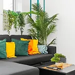 2 Bed Flat 5Mins Drive To Canary Wharf Station-Free Parking-Squidgame Theme Sleeps 6