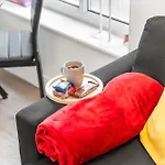 2 Bed Flat 5Mins Drive To Canary Wharf Station-Free Parking-Squidgame Theme Sleeps 6