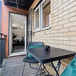 2 Bed Flat 5Mins Drive To Canary Wharf Station-Free Parking-Squidgame Theme Sleeps 6