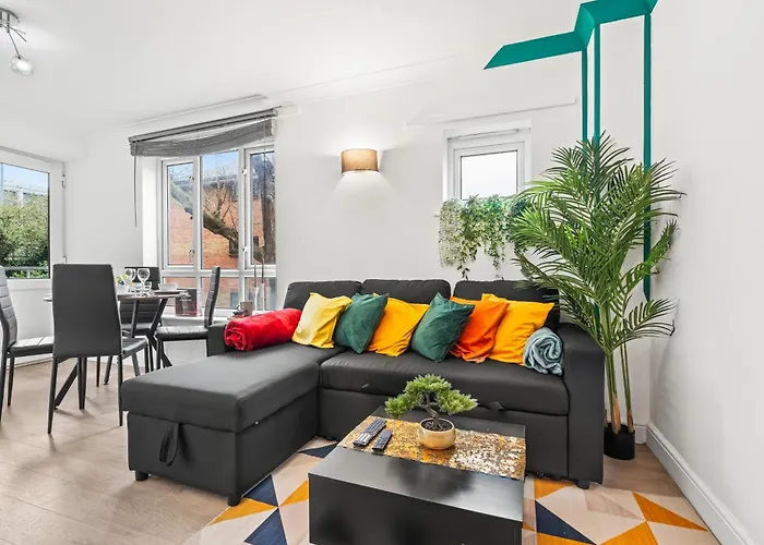 2 Bed Flat 5Mins Drive To Canary Wharf Station-Free Parking-Squidgame Theme Sleeps 6
