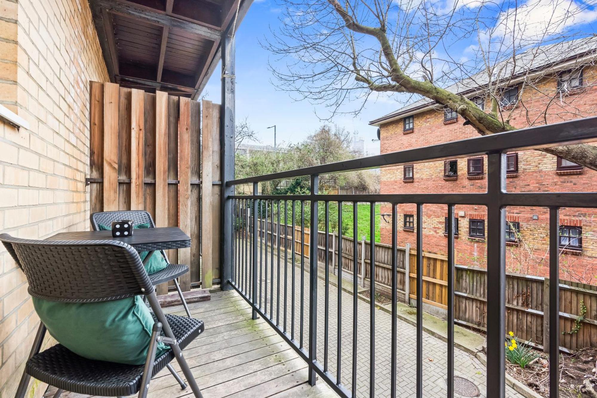 2 Bed Flat 5mins Drive To Canary Wharf Station-free Parking-squidgame Theme Sleeps 6