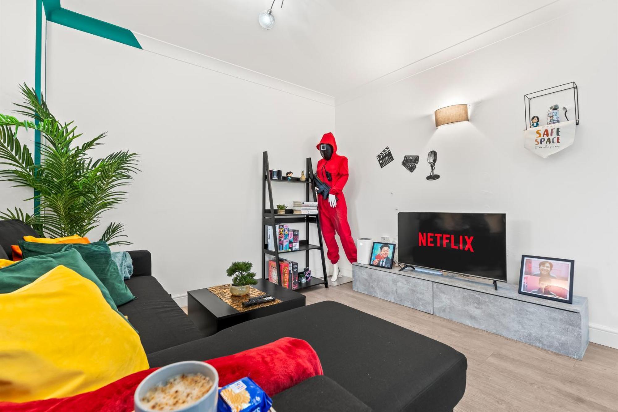 2 Bed Flat 5mins Drive To Canary Wharf Station-free Parking-squidgame Theme Sleeps 6