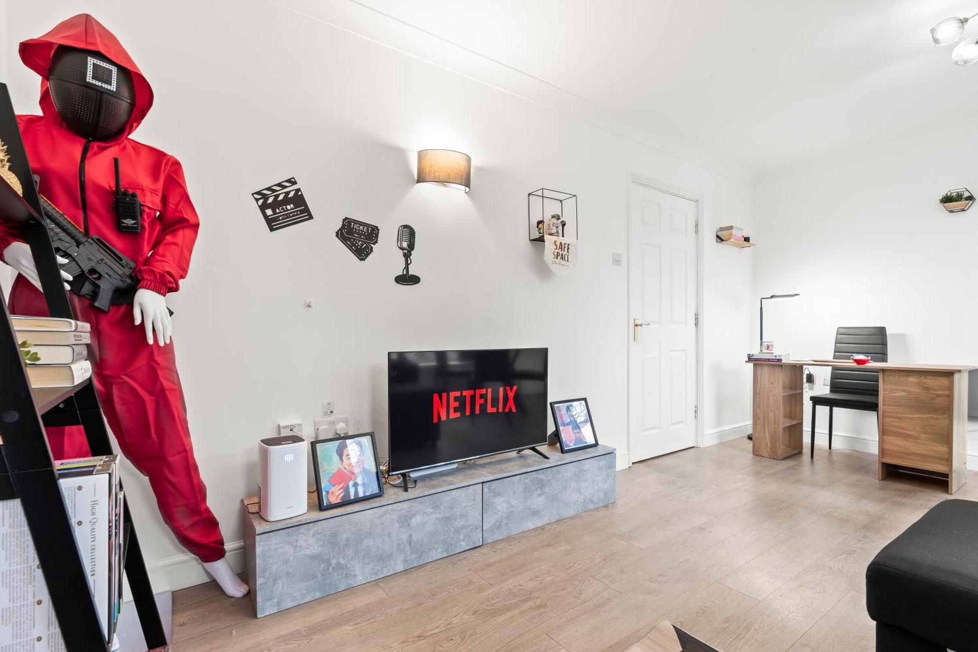2 Bed Flat 5mins Drive To Canary Wharf Station-free Parking-squidgame Theme Sleeps 6