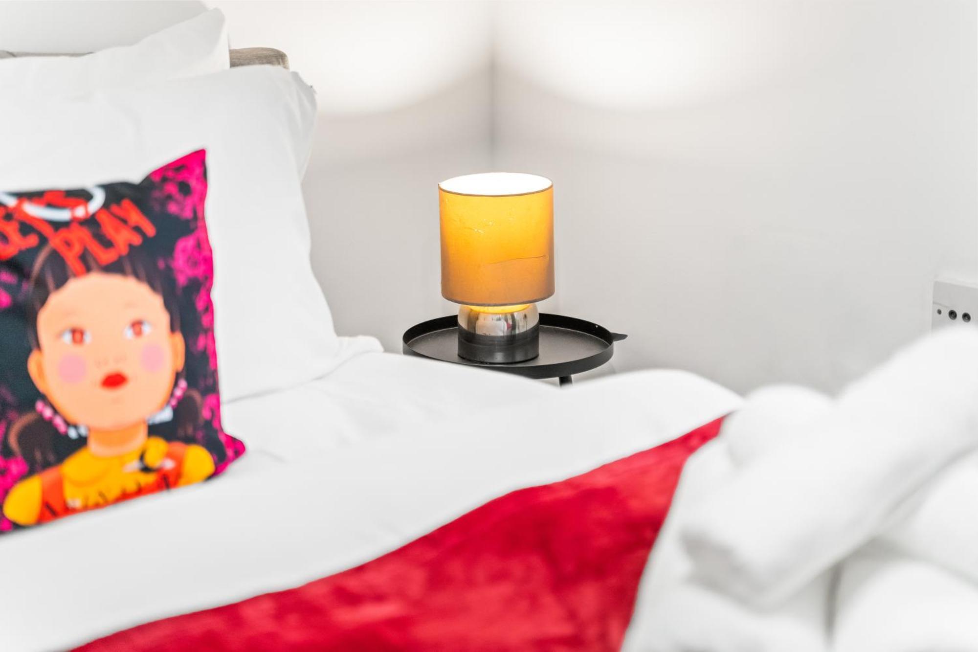 2 Bed Flat 5mins Drive To Canary Wharf Station-free Parking-squidgame Theme Sleeps 6 Casa vacanze Londra