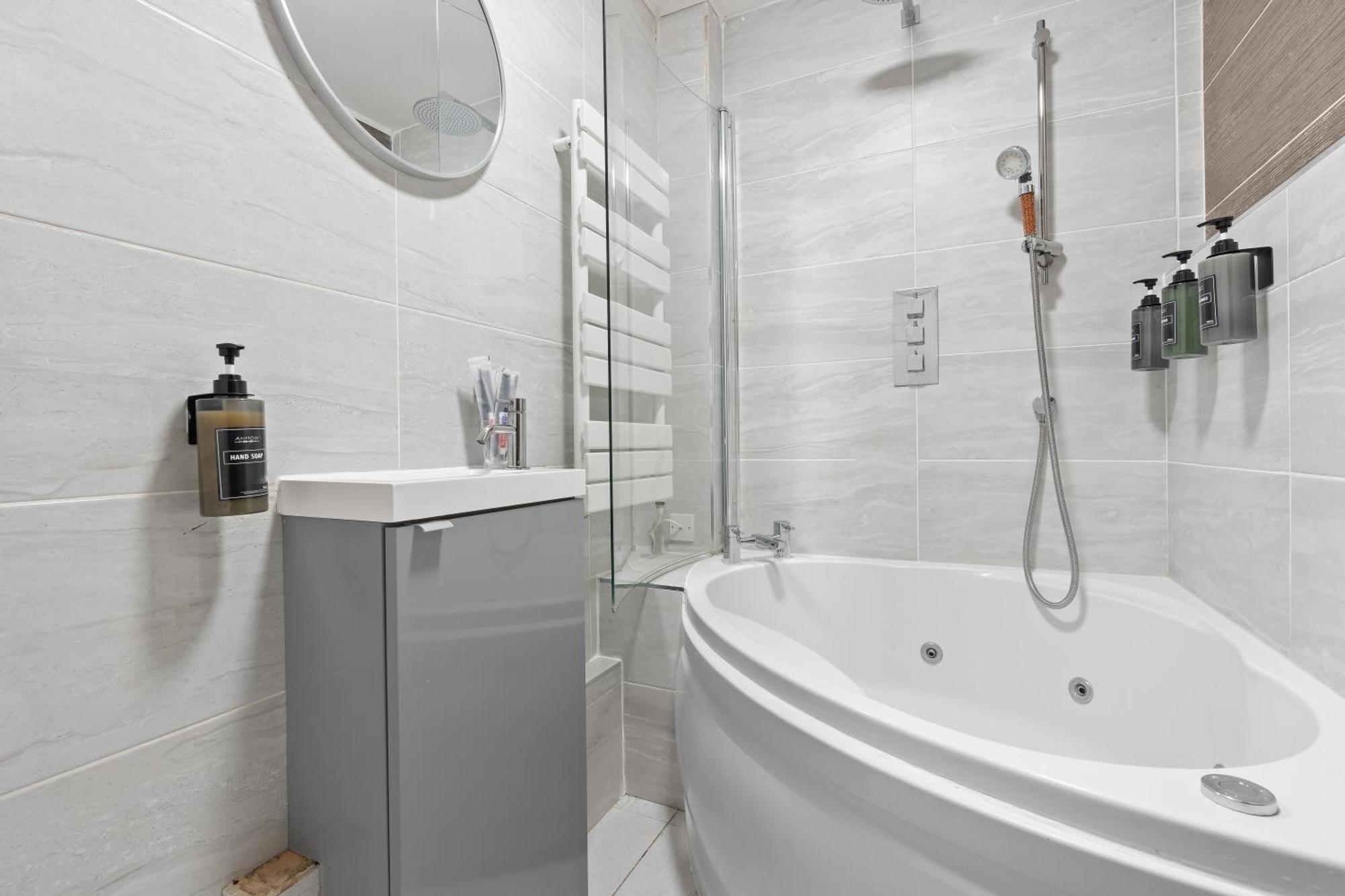 2 Bed Flat 5mins Drive To Canary Wharf Station-free Parking-squidgame Theme Sleeps 6 * Londra