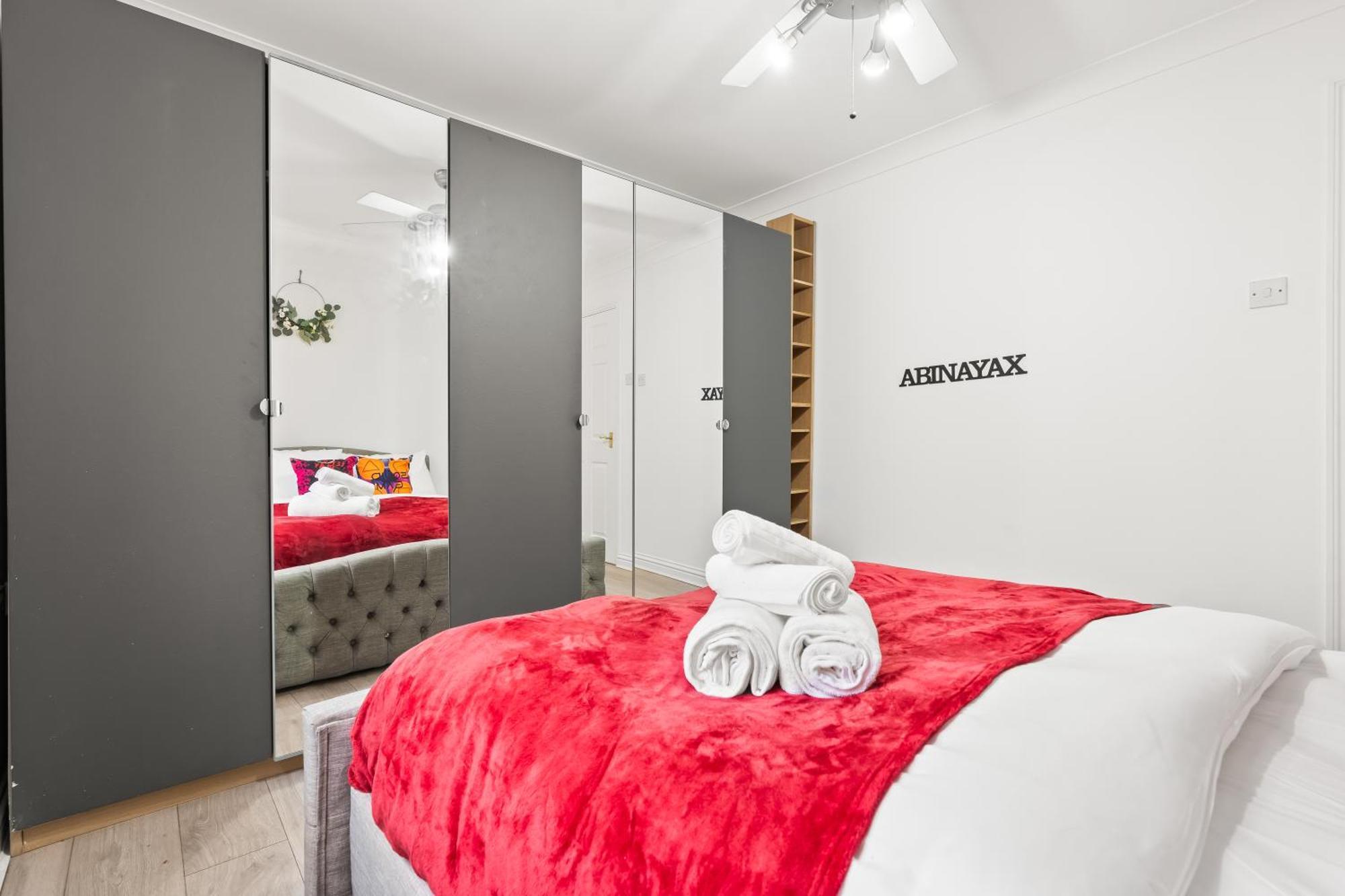 Casa vacanze 2 Bed Flat 5mins Drive To Canary Wharf Station-free Parking-squidgame Theme Sleeps 6