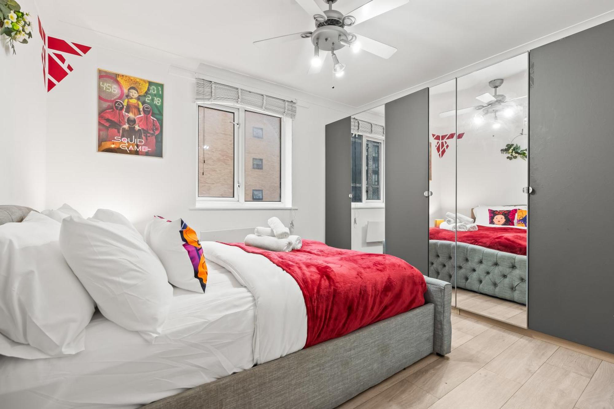 2 Bed Flat 5mins Drive To Canary Wharf Station-free Parking-squidgame Theme Sleeps 6 Londra
