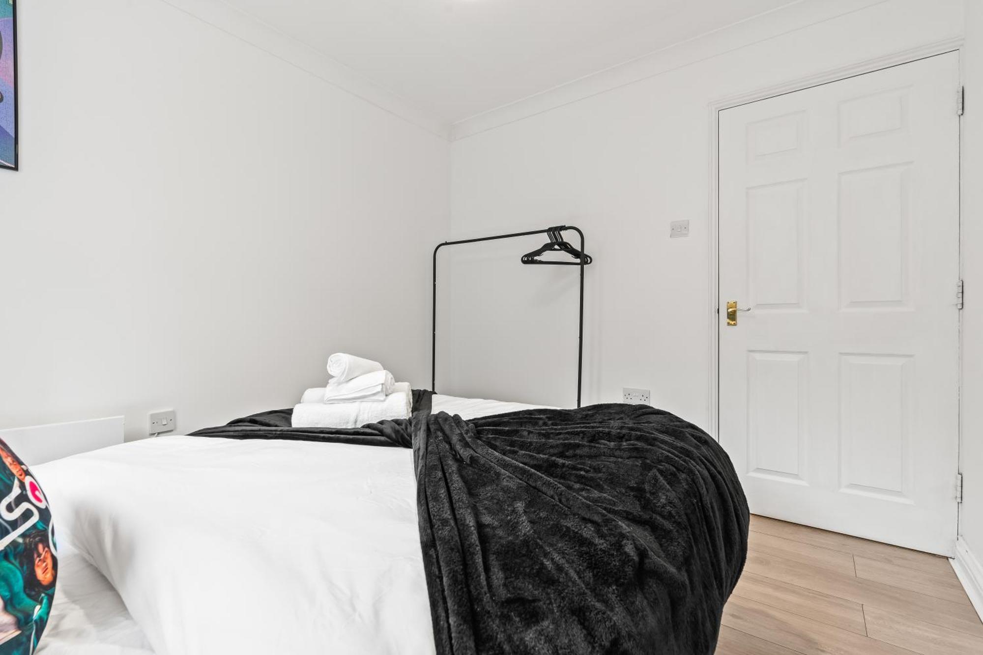 2 Bed Flat 5mins Drive To Canary Wharf Station-free Parking-squidgame Theme Sleeps 6 * Londra