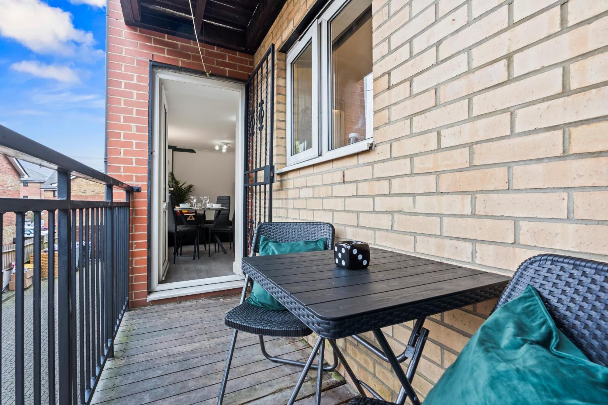 2 Bed Flat 5mins Drive To Canary Wharf Station-free Parking-squidgame Theme Sleeps 6